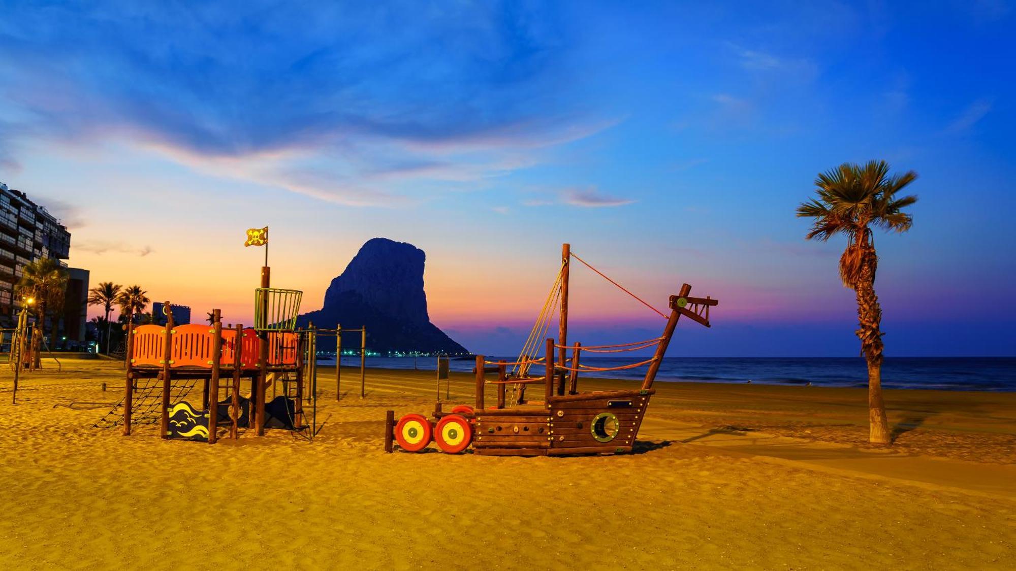 Casa Sunrise - Costa Blanca House With Rooftop, 5 Swimming Pools And Panoramic Sea- And Views At Penon De Ifach Calp