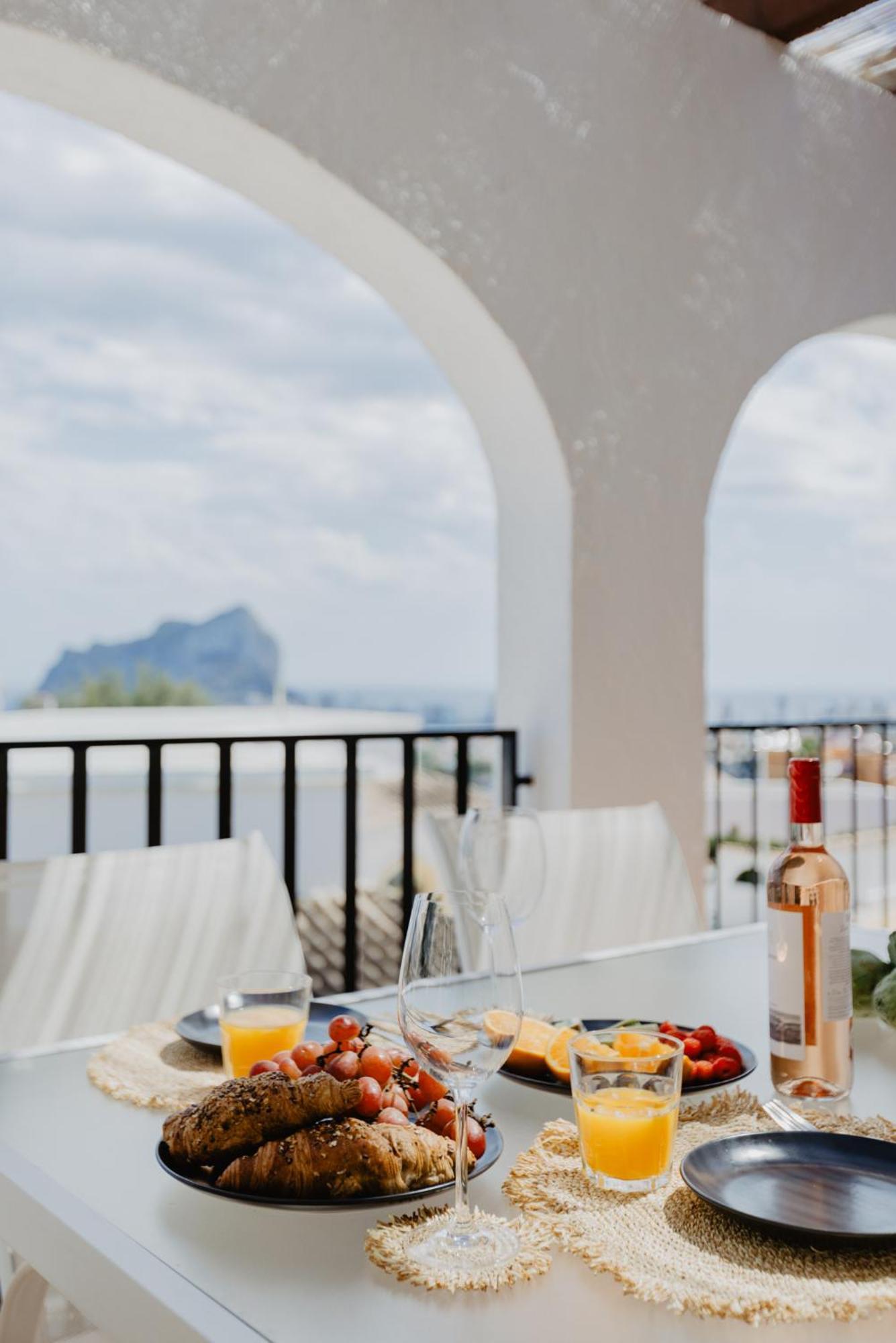 Casa Sunrise - Costa Blanca House With Rooftop, 5 Swimming Pools And Panoramic Sea- And Views At Penon De Ifach Calp